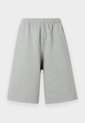 Šviesiai pilkos spalvos, iki kelių ilgio laisvalaikio šortai su elastinga juosmens juosta, pagaminti iš minkštos megztos medžiagos.