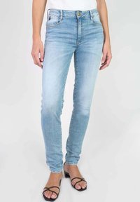 Lichtblauwe skinny jeans van denim, met een klassiek vijf-pocket ontwerp, een lichte vervaging en een hoge taille met een gouden knoopsluiting.