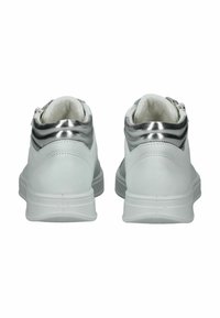 Sneakers bianchi con tomaia in pelle liscia, dettagli metallici argento sul tallone e chiusure a zip sul retro. Suole in gomma piatta.