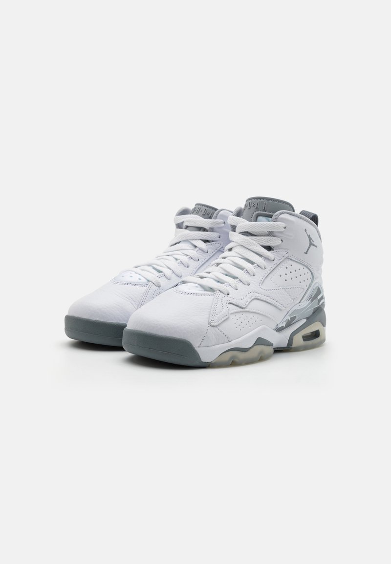 Sneaker atletiche bianche con tomaia in pelle e mesh, dettagli grigi, particolari perforati e un'unità di ammortizzazione Air visibile nella suola.