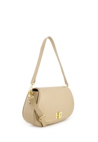Beige leren schoudertas met een gebogen vorm, gouden hardware en een afneembare schouderband. Voorzien van een sluiting met een haak aan de voorkant.