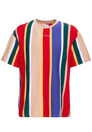 Tričko s krátkým rukávem s vertikálními pruhy v červené, béžové, zelené, žluté, bílé a modré barvě, které je zdobeno malým bílým podpisovým logem na hrudi.