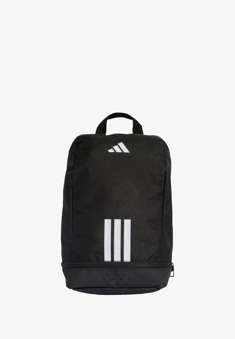 Sac à dos en tissu noir avec une poignée supérieure et un design blanc à trois bandes à l'avant. Il comporte une base solide et des trous de ventilation au bas.