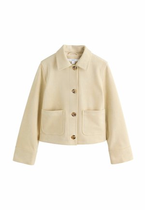 Beige Hemdjacke mit weitem Kragen, zwei aufgesetzten Fronttaschen und langen Ärmeln, auf weißem Hintergrund dargestellt.
