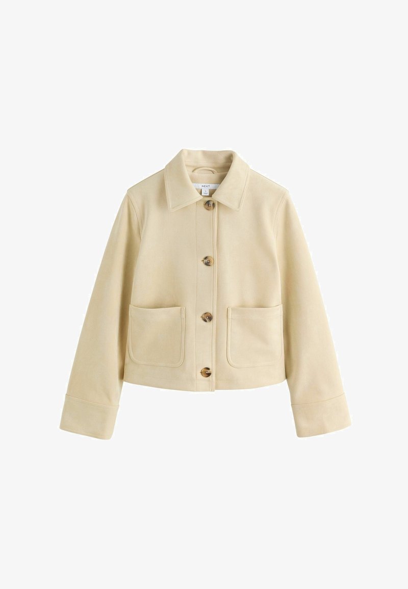 Veste beige boutonnée avec large col, deux poches plaquées à l'avant et manches longues, présentée sur un fond blanc.
