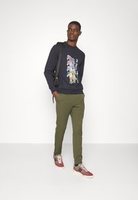 Les Deux COMO SUIT PANTS SEASONAL - Calças - olive night