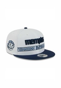 Weiße Kappe mit dunkelblauem Schirm, versehen mit einer auffälligen "memphis"-Stickerei und einer Basketball-Grafik an der Seite, mit geometrischen Mustern entlang des Bandes.