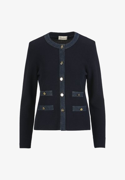 Tengerészkék bordázott kardigán farmer részletekkel, kerek nyakkal, öt aranyszínű gombbal és két elülső zsebbel, melyeken fedőlap található.