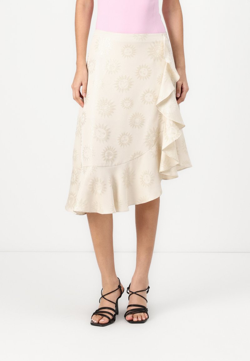 Lichtbeige rok met gerimpelde zoom, met een subtiele zonnenprint. Gemaakt van een gladde stof, heeft het een getailleerde taille en een asymmetrische snit.