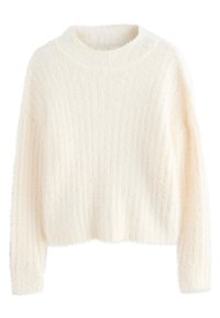 Pull blanc duveteux avec texture côtelée, encolure ronde et manches longues. Matière douce et légère avec une coupe courte.