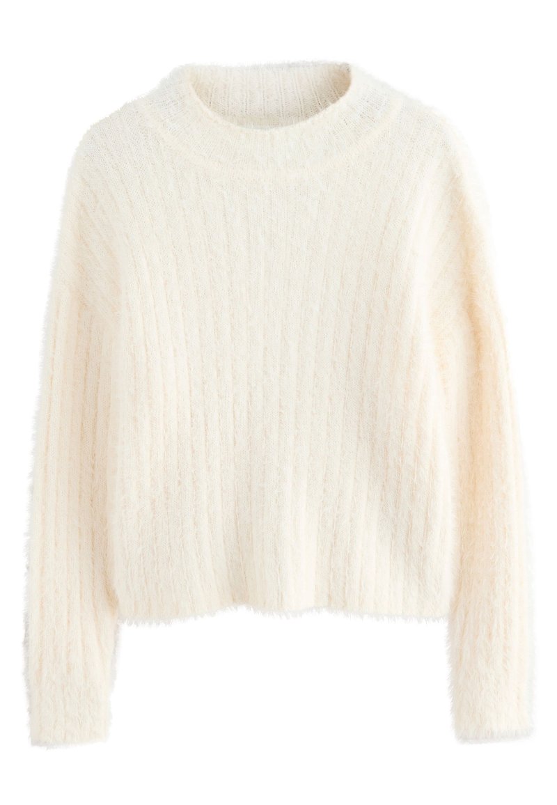 Pull blanc duveteux avec texture côtelée, encolure ronde et manches longues. Matière douce et légère avec une coupe courte.