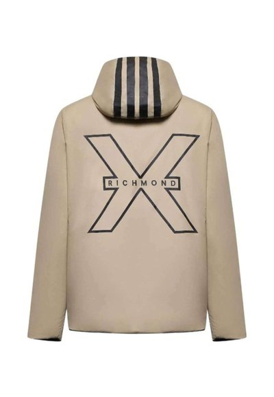 Veste beige avec capuche, présentant un grand "X" contour noir et le texte "RICHMOND" au dos, ainsi que trois rayures noires sur la capuche.