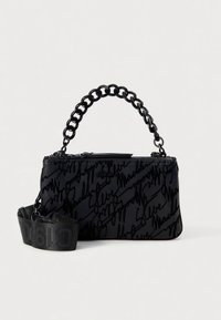 Sac d'épaule noir avec une anse chaîne, présentant un design texturé de superpositions de script. Comprend une sangle amovible avec logo imprimé.