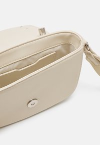 Tommy Jeans ORIGIN CROSSOVER - Håndveske - newsprint