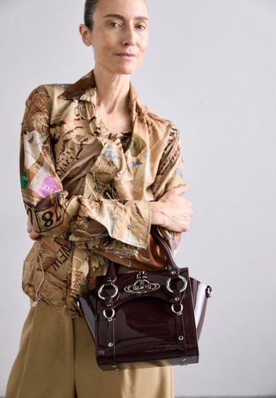Vivienne Westwood BETTY SMALL HANDBAG - Kabelka - brown