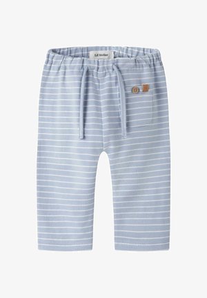 Pantaloni per bambini azzurri chiaro con strisce bianche orizzontali, vita elastica, coulisse e piccola tasca con bottone di legno sul lato destro.
