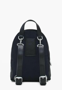 Must kaasist seljakott, millel on nahkrihmad, ümar kuju, tikandit meenutav tekstuur ja ristkülikukujuline plaastr taga. Hõbedased metallsangad.