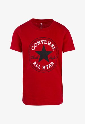 Rotes Baumwoll-T-Shirt mit einem runden schwarzen Grafikdesign, das einen Stern und den Text "Converse All Star" in Weiß und Schwarz zeigt, Kurzarm und runder Halsauschnitt.