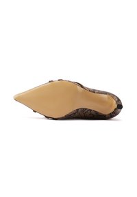 Scarpe con tacco alto a punta con un design in stampa pitonata marrone testurizzato sulla tomaia, caratterizzate da una suola in gomma beige liscia.