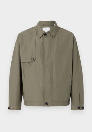 Olivgrüne leichte Jacke mit einem geknöpften Kragen, Seitentaschen und Akzenten an den Ärmelbündchen. Verfügt über einen einzigartigen umschlagbaren Klappverschluss auf der Brust.