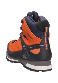 Botte de randonnée orange et marine présentant un dessus en daim, des accents en mesh, un design à lacets, une semelle en caoutchouc et un talon renforcé pour la stabilité.