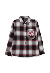 Camisa de cuadros de manga larga en rojo, negro y blanco. Cierre delantero con botones y un bolsillo en el pecho con un parche que dice "ROCKER STYLE". Textura de tela suave.
