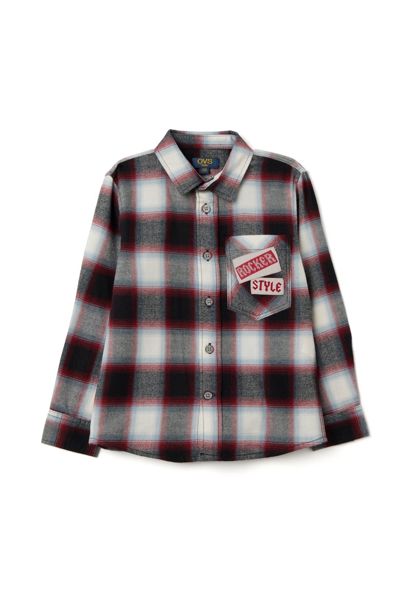 Camisa de cuadros de manga larga en rojo, negro y blanco. Cierre delantero con botones y un bolsillo en el pecho con un parche que dice "ROCKER STYLE". Textura de tela suave.