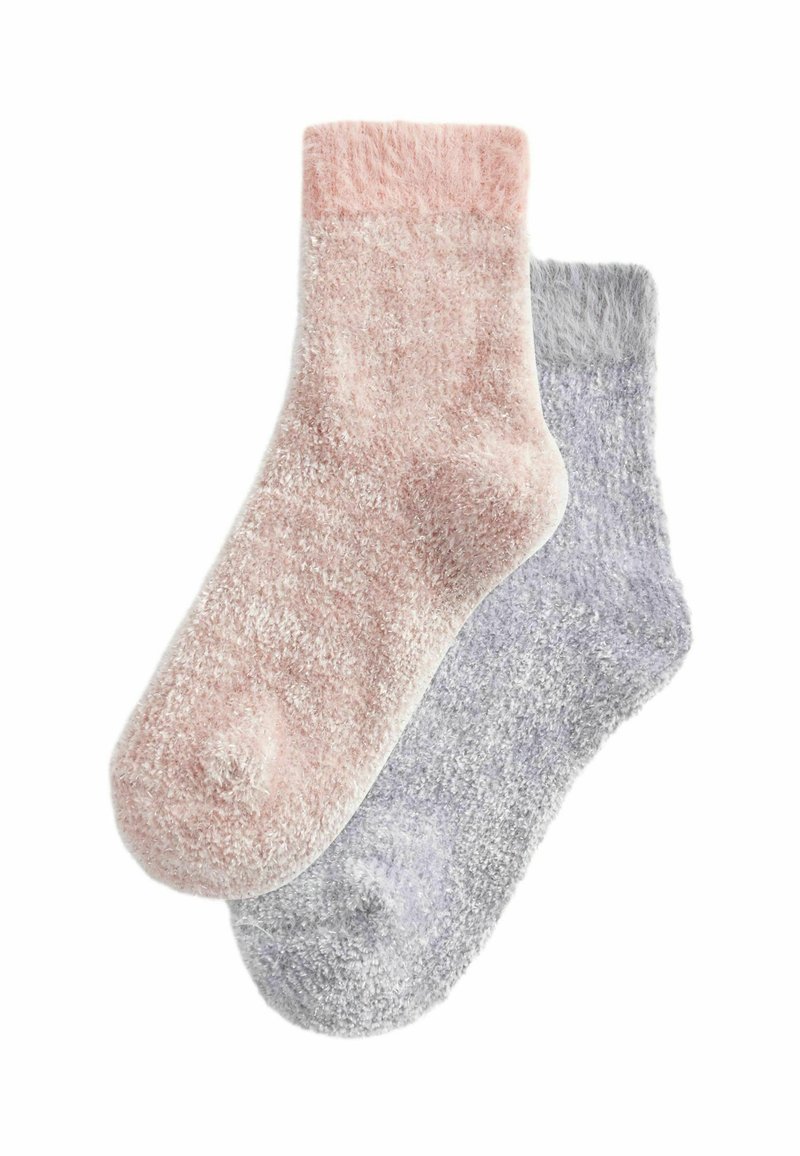 To sæt af hyggelige sokker: et i lys pink og et i lys grå. Begge har en blød tekstur og et enkelt, ensfarvet design.