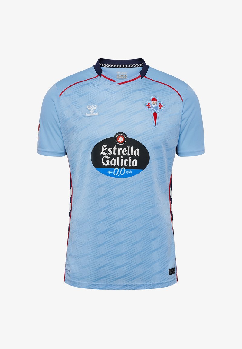 Camiseta de fútbol azul clara con cuello azul marino y acentos rojos, que presenta un logo y un gráfico del patrocinador en la parte frontal. Diseño de tela texturizada.