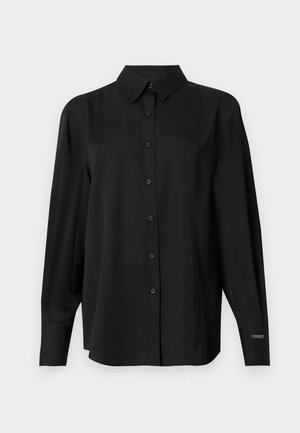 Chemise noire à boutons en tissu lisse, dotée d'un col classique, de manches longues et d'une coupe ajustée avec des détails subtils aux épaules.