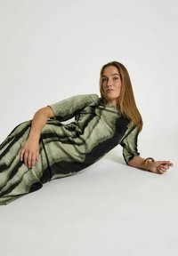 PEPPERCORN JEANNE  - Maxikleid - grape leaf print