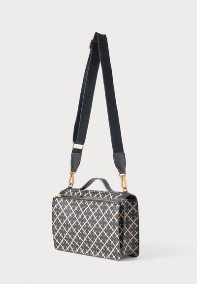 Μαύρη τσάντα με γεωμετρικό μοτίβο, χρυσά μεταλλικά στοιχεία και αποσπώμενο ιμάντα. Υφή με επάνω λαβή και κλείσιμο με φερμουάρ.