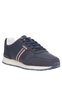 Zapatilla deportiva de color navy con acentos en blanco y rojo a rayas, diseño de cordones, parte superior sintética, cuello acolchado y suela de goma texturizada.