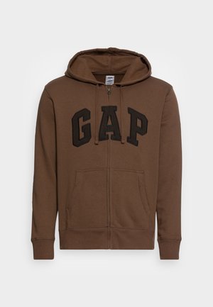 Sweat à capuche zippé marron avec lettres noires "GAP" sur la poitrine, poches avant et capuche à cordon ajustable.
