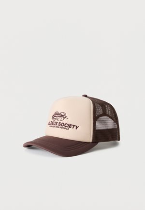 Beżowo-brązowa siateczkowa czapka typu trucker z zakrzywionym daszkiem i wyszywanym logo "LES DEUX SOCIETY" z abstrakcyjnym projektem globu na przodzie.