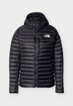 Μαύρο καπιτονέ μπουφάν με κουκούλα, εμπρόσθιο φερμουάρ και τσέπη στο στήθος, με το λογότυπο The North Face στο αριστερό στήθος.