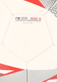 Koko 5 jalkapallo valkoisella ja harmaalla suunnittelulla. Ominaisuudessaan punaisia korostuksia ja teksturoitu pinta. Tulostetut tiedot yhdellä paneelilla.