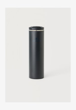 Sort cylindrisk isoleret rejsetermokande med flip-top låg og sølvaccent nær toppen mod en ensfarvet hvid baggrund.