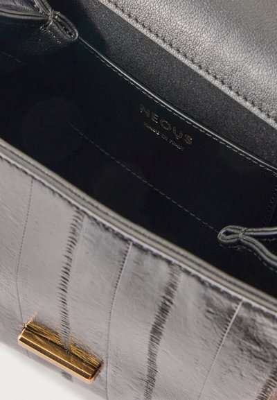 Sac à main en cuir noir texturé avec fermoir doré, montrant l'intérieur ouvert avec l'étiquette "NEOUS Made in Italy" à l'intérieur.