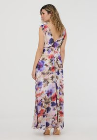 Maxi dress in un morbido tessuto a fantasia floreale, caratterizzato da una profonda scollatura a V sul retro, maniche a cappuccio e una gonna fluente con una palette di colori pastello.