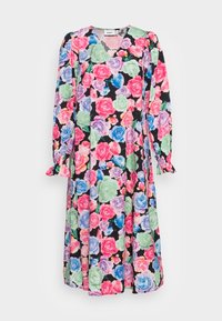 Vestido floral com fundo preto, apresentando rosas em tons de rosa, verde, azul e roxo. Mangas compridas com punhos frisados. Design em V.