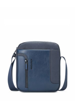 Borsa a tracolla blu con sezioni strutturate e lisce, tasca frontale con cerniera e tracolla regolabile.