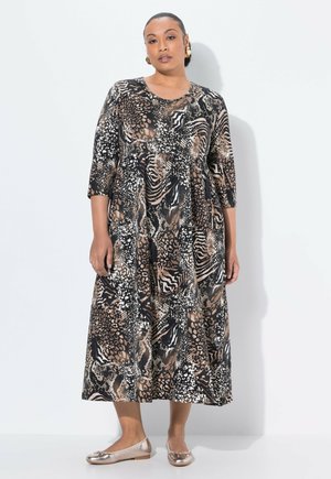 Langes, fließendes Kleid mit einem Animal-Print in Brauntönen, Schwarz und Weiß. Hergestellt aus leichtem Stoff mit drei Viertelärmeln.