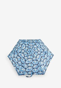 Parapluie bleu avec un motif répétitif de petits hippopotames blancs en cartoon allongés sur des nuages, sangle repliée visible.