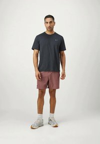 Under Armour VANISH SHORTS - Športové šortky - maroon mist/black