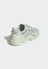 adidas Originals OZWEEGO  - Sporta apavi - green