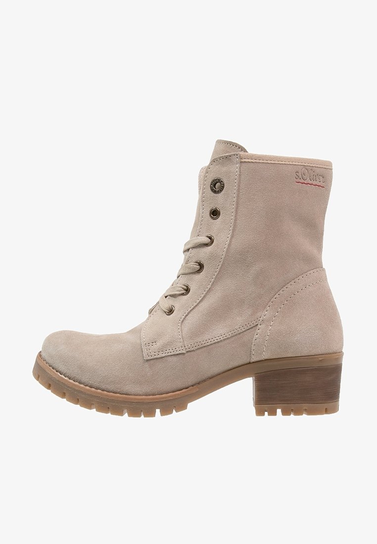 Bottine beige en daim avec fermeture à lacets à l'avant, œillets métalliques, semelle robuste, petit talon carré et logo « s.Oliver » sur le côté.
