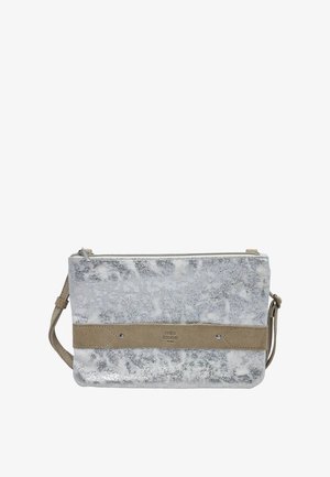 Sac bandoulière rectangulaire texturé argenté avec une lanière horizontale en suède beige et une bandoulière réglable, fermeture éclair sur le dessus.