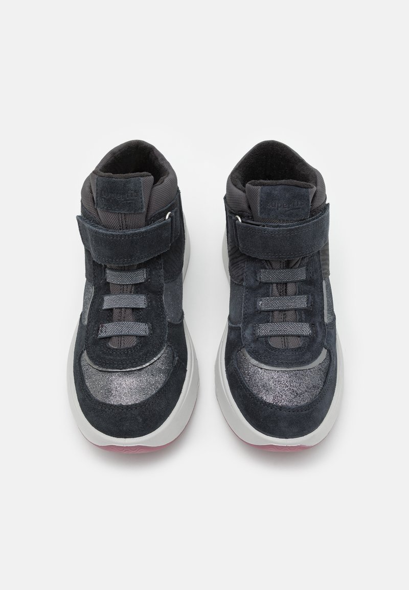 Dunkelblaue High-Top-Sneaker aus Wildleder und Textil. Verfügt über einen Klettverschluss, metallische Akzente und eine weiße Gummisohle.