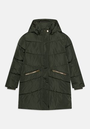 Tamnozeleni puf jakna s kapuljačom, s prednjim zatvaračem, dva bočna džepa sa zatvaračem i horizontalnim šavovima za teksturu.